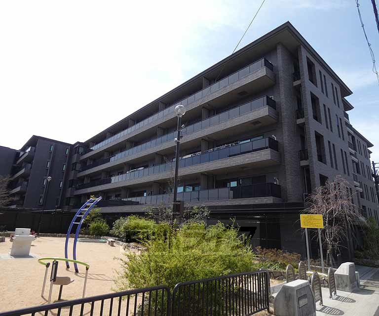 京都市右京区嵯峨天龍寺若宮町のマンションの建物外観