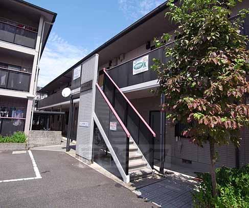 京都市山科区西野大鳥井町のアパートの建物外観
