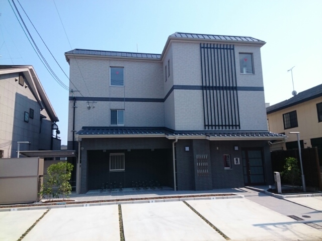 京都市山科区椥辻平田町のマンションの建物外観