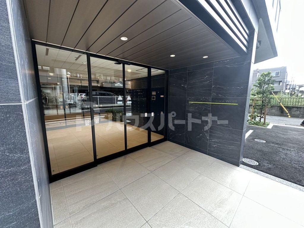 【ＬＩＭＥ　ＲＥＳＩＤＥＮＣＥ　ＳＯＫＡ　ＷＥＳＴのエントランス】