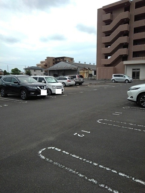 【高松市上天神町のマンションの駐車場】