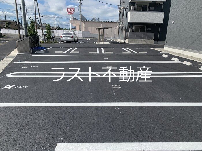 【出水市中央町のアパートの駐車場】