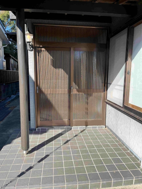忍者屋敷みたいな家 下永吉3号貸家の玄関写真
