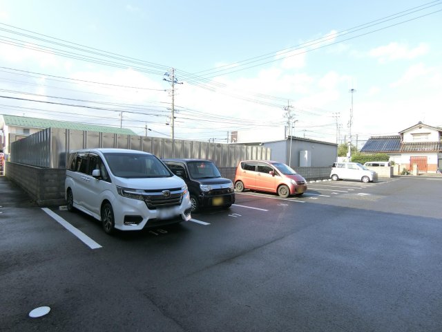 【米子市東山町のアパートの駐車場】