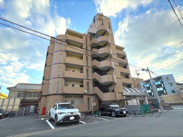 京都市南区久世中久世町２丁目のマンションの建物外観