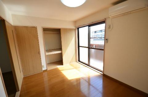 居室・リビング　室内