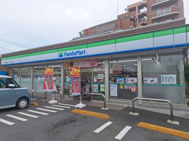 コンビニ　ファミリーマート 秀栄多摩ニュータウン通り店（コンビニ）まで305m