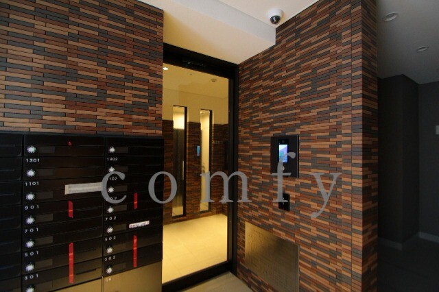 エントランス　オートロック付きエントランス