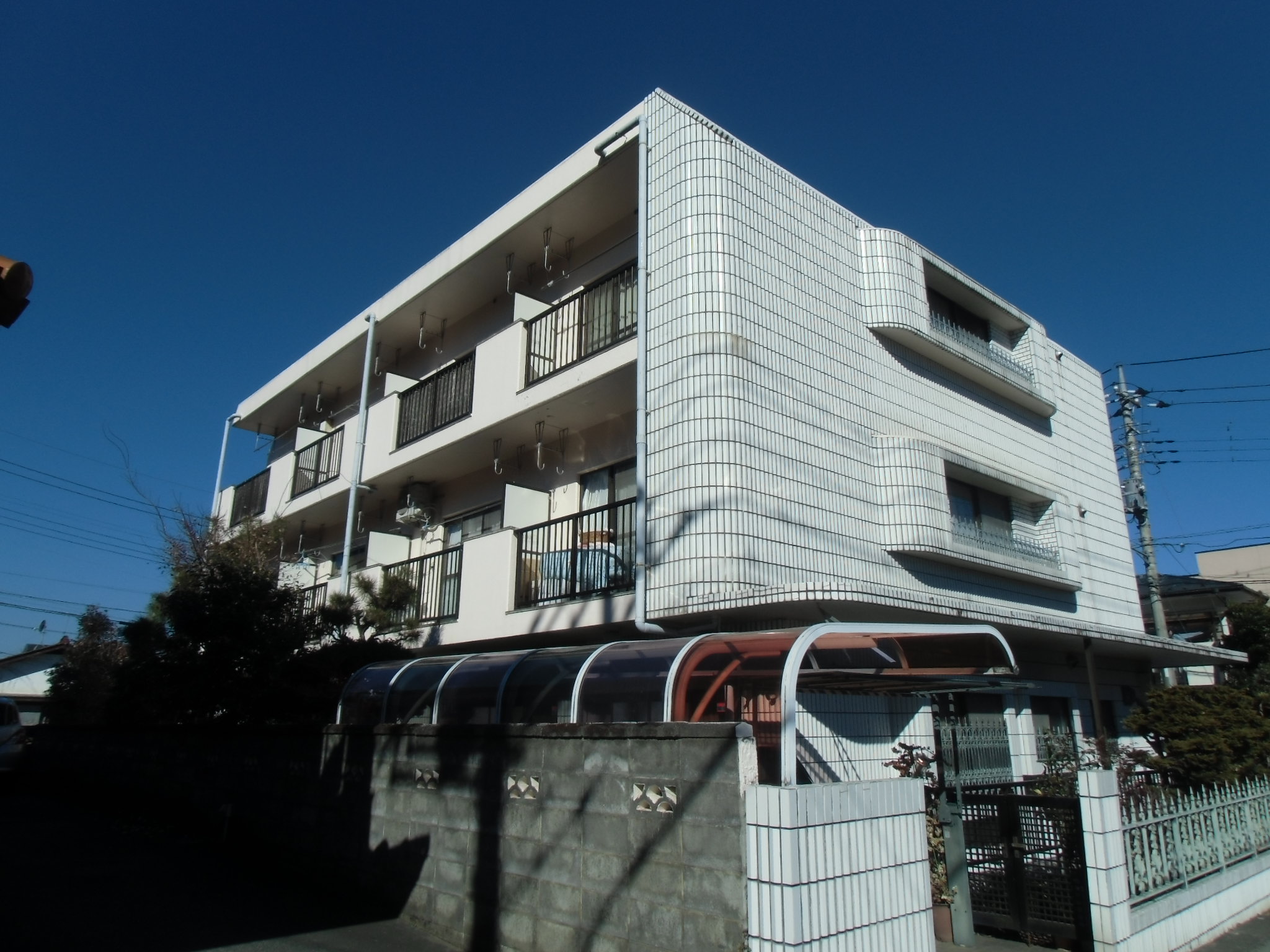 建物外観　☆３階建てのタイル張りマンションです☆