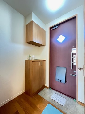 玄関　※室内は、別部屋(A102号)の参考写真となります。