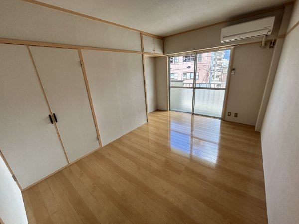 居室・リビング　６畳の洋室です