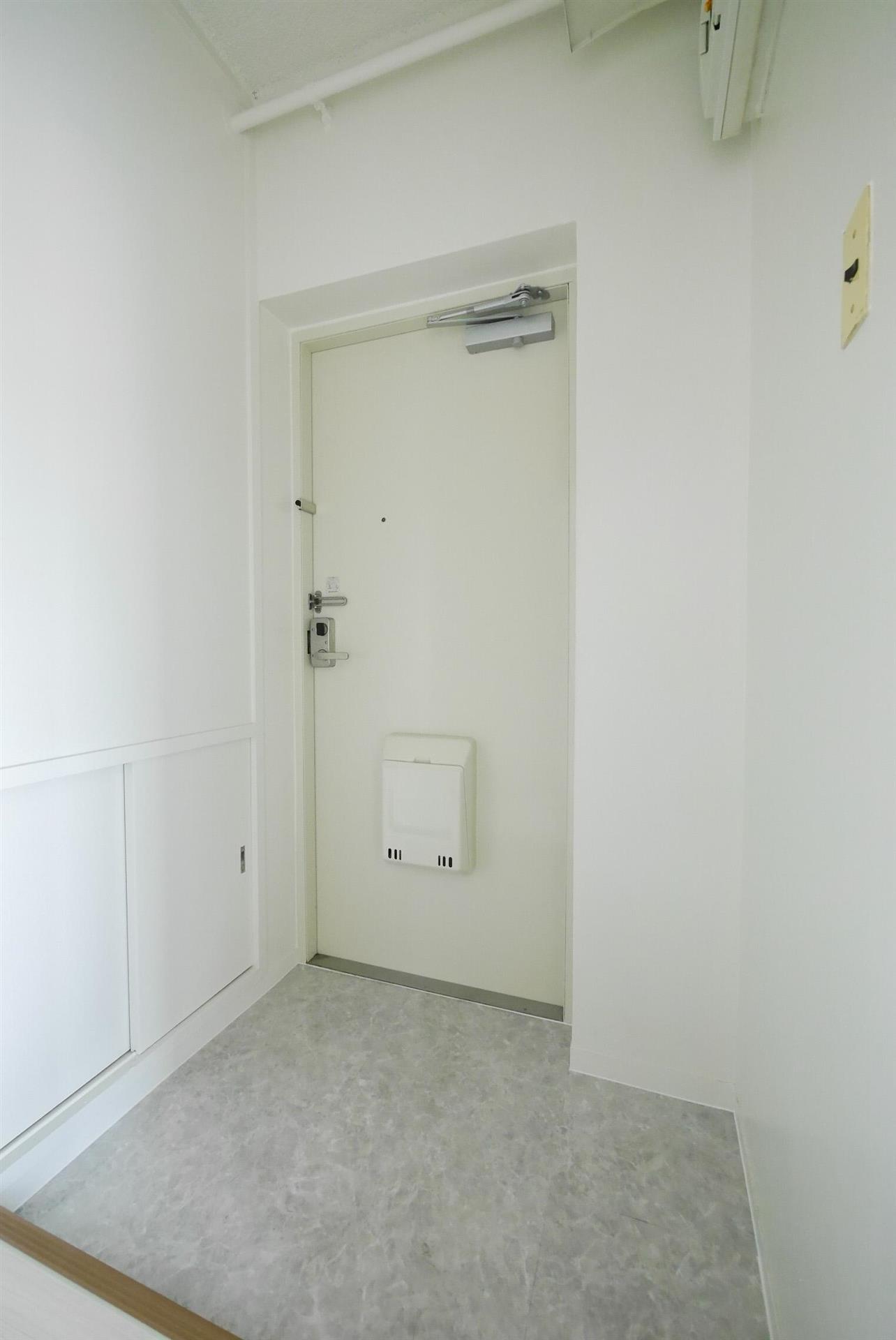 玄関　【同仕様写真】