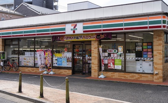 コンビニ　セブンイレブン足立亀田小前店（コンビニ）まで72m