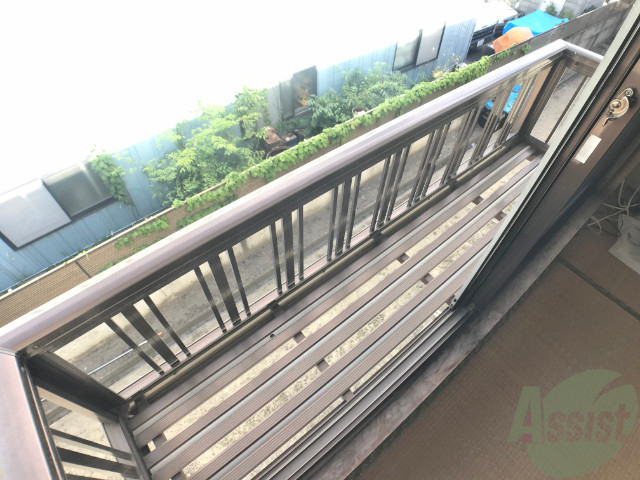 バルコニー　フラワーボックスで植物も置けますね～～。