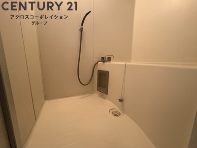 バス・シャワールーム　シンプルなユニットバス☆窓付きで換気も楽々！