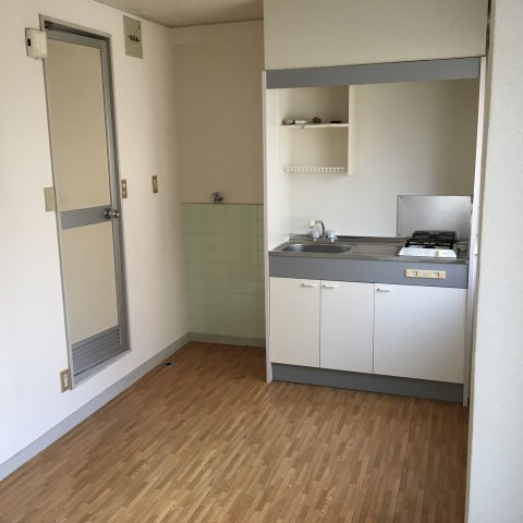 居室・リビング　床が落ち着いた色合いで綺麗です♪