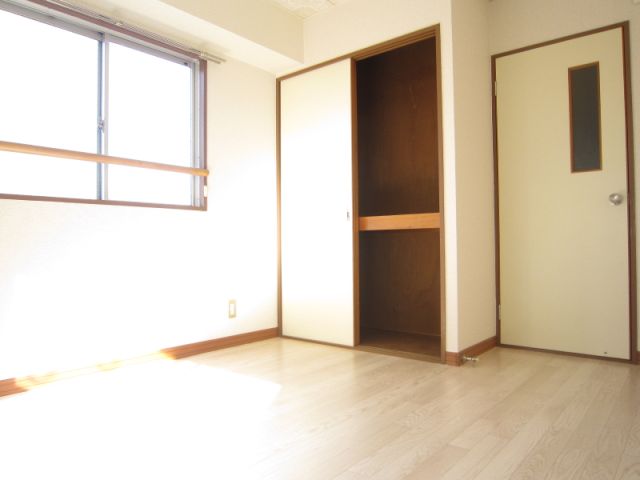 居室・リビング　角部屋で出窓もあり明るいですよ。