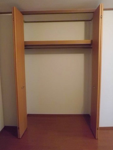 収納　天井まで高さのある収納