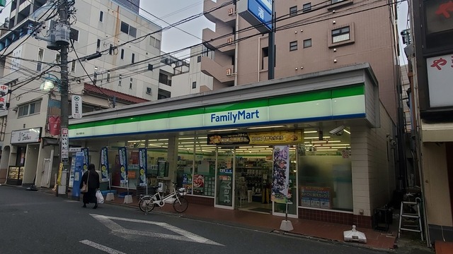 コンビニ　ファミリーマート新丸子駅西口店（コンビニ）まで74m