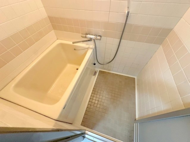 バス・シャワールーム　広めのお風呂は一日の疲れを癒してくれます。