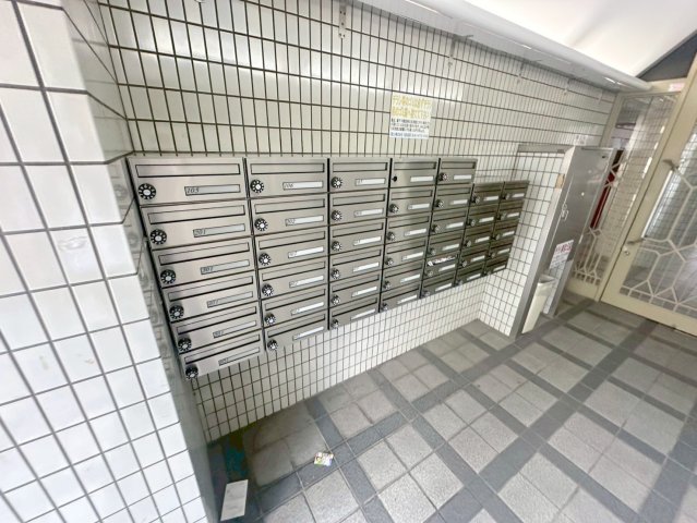 ロビー　ロビーにある各部屋毎のメールボックス。