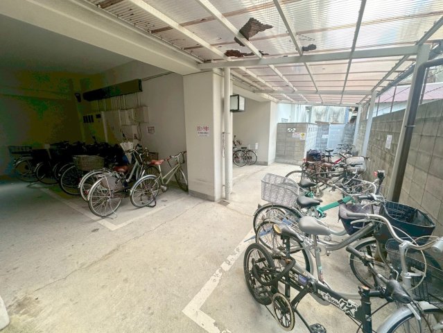 駐車場　敷地内には入居者専用の駐輪スペースもあります。