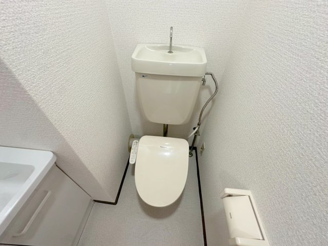 トイレ　綺麗なトイレにはウォシュレット標準装備です。