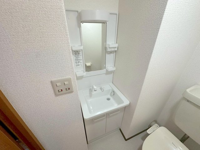 洗面設備　身支度が出来る独立洗面台です。