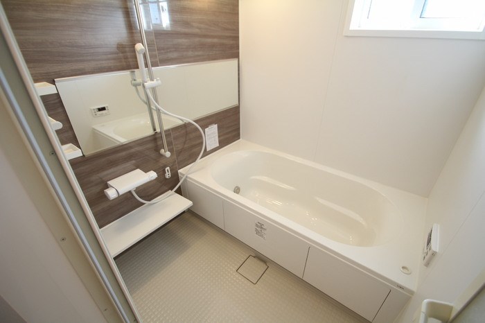 バス・シャワールーム　一坪風呂でゆったり入浴出来ますね