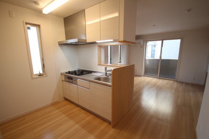 キッチン　キッチンには小窓がございます♪