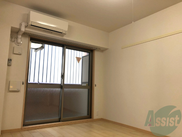 居室・リビング　角部屋で８帖の洋室です。落ち着いた雰囲気のある洋室ですね。