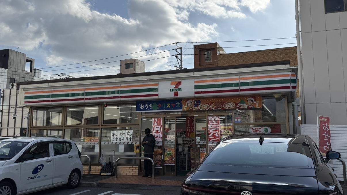 コンビニ　セブンイレブン久留米市役所前店（コンビニ）まで447m