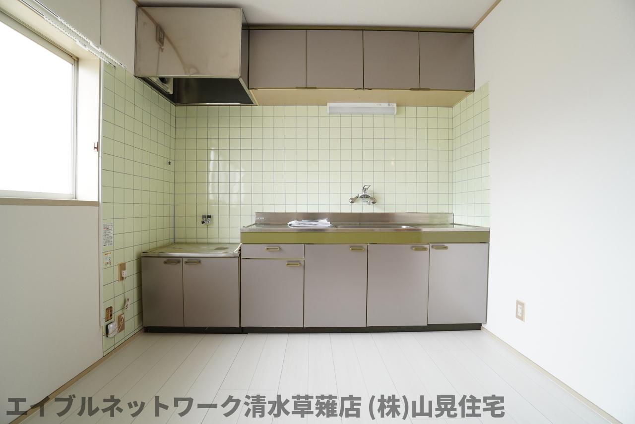ＪＲ東海道本線 静岡駅 バス乗車時間：25分 最寄りバス停で下車 徒歩5分 2階建 築38年のキッチン写真