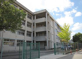 中学校　二見中学校（中学校）まで1218m