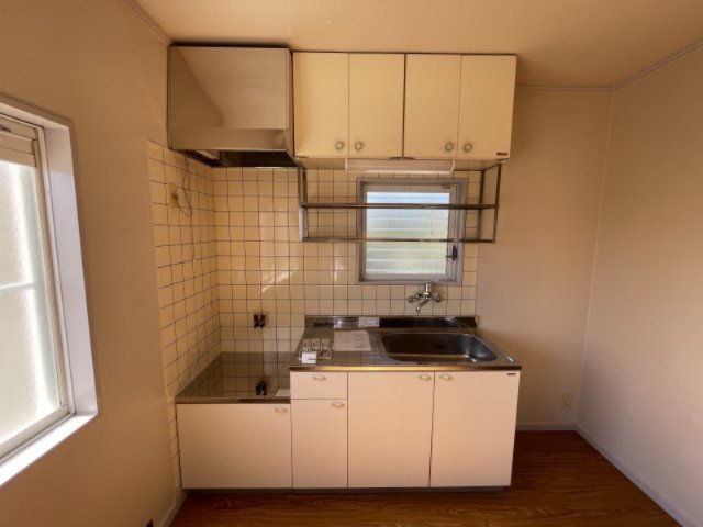 キッチン　別部屋同一間取りのお写真となります。