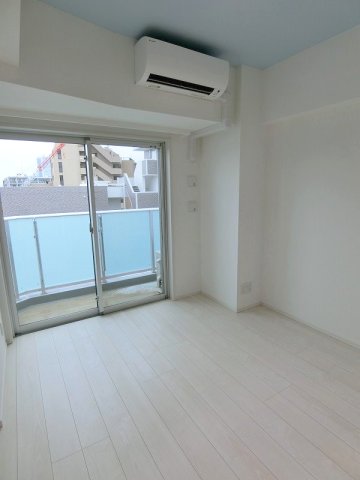 居室・リビング　優しい色合いの床材を使用した居住空間です。