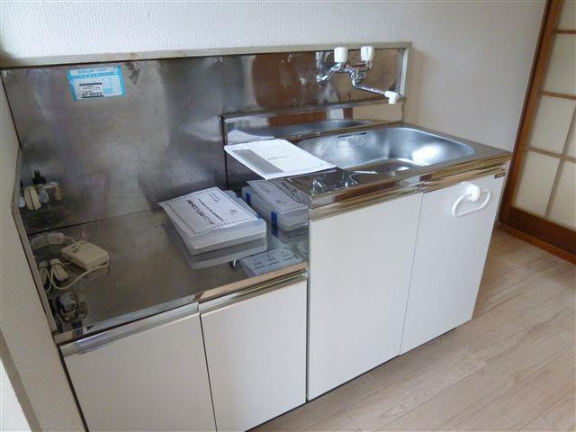 キッチン　瞬間湯沸し器が付いています。