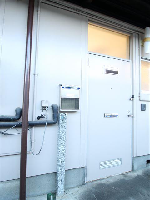洗面設備　玄関ドアと洗濯機置き場です★