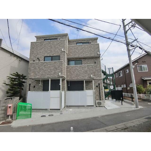 建物外観　ナチュラルな木目調の床材を使用しており、温かい空間を演出して
