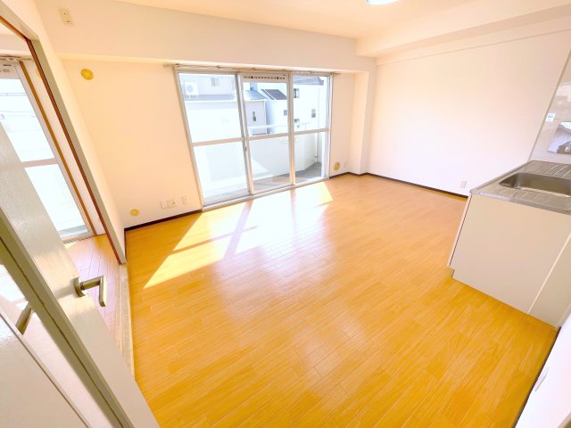 グランドール園田 401の居間写真
