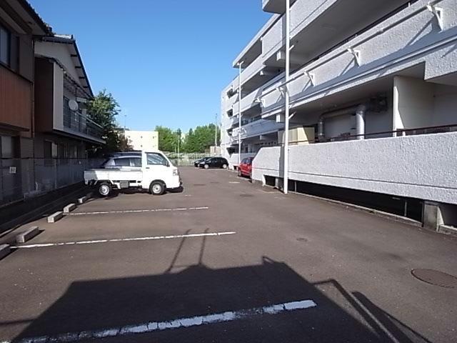 【岐阜市雄総緑町のマンションの駐車場】