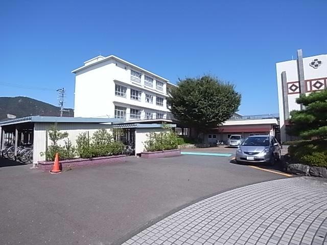 【岐阜市雄総緑町のマンションの中学校】