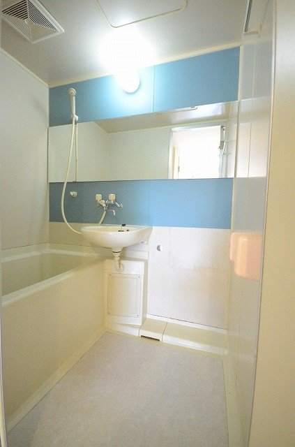 バス・シャワールーム　同物件、別号室のものです。