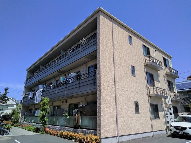 松山市石手のマンションの建物外観
