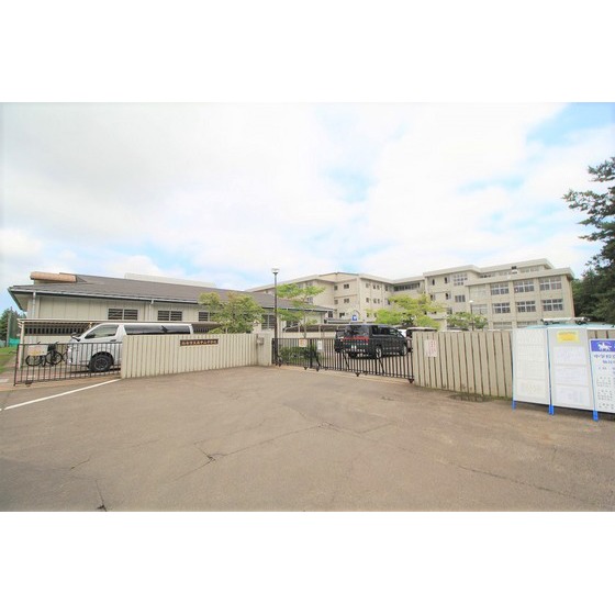 中学校　仙台市立南中山中学校（中学校）まで646m