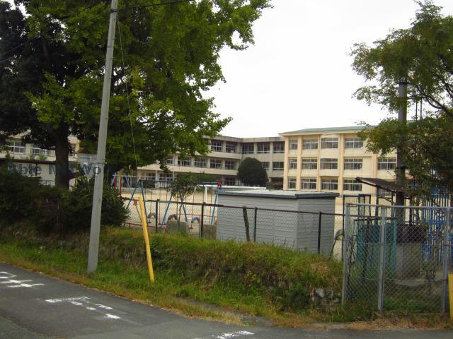 【津市庄田町のアパートの小学校】