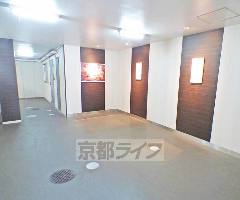 【京都市左京区田中南西浦町のマンションのロビー】