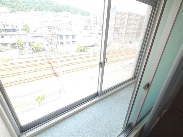 バルコニー　採光たっぷり。出窓付。