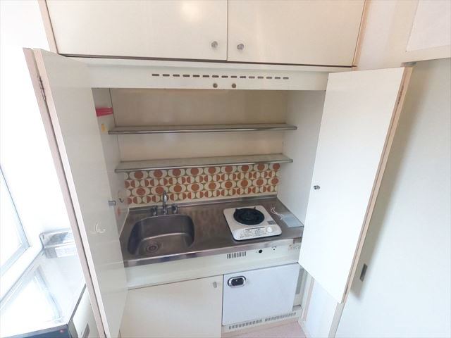 キッチン　ガスキッチン。扉でキッチンを隠すことができます。