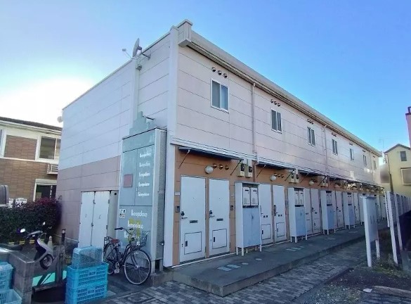 【狛江市西野川のアパートの建物外観】